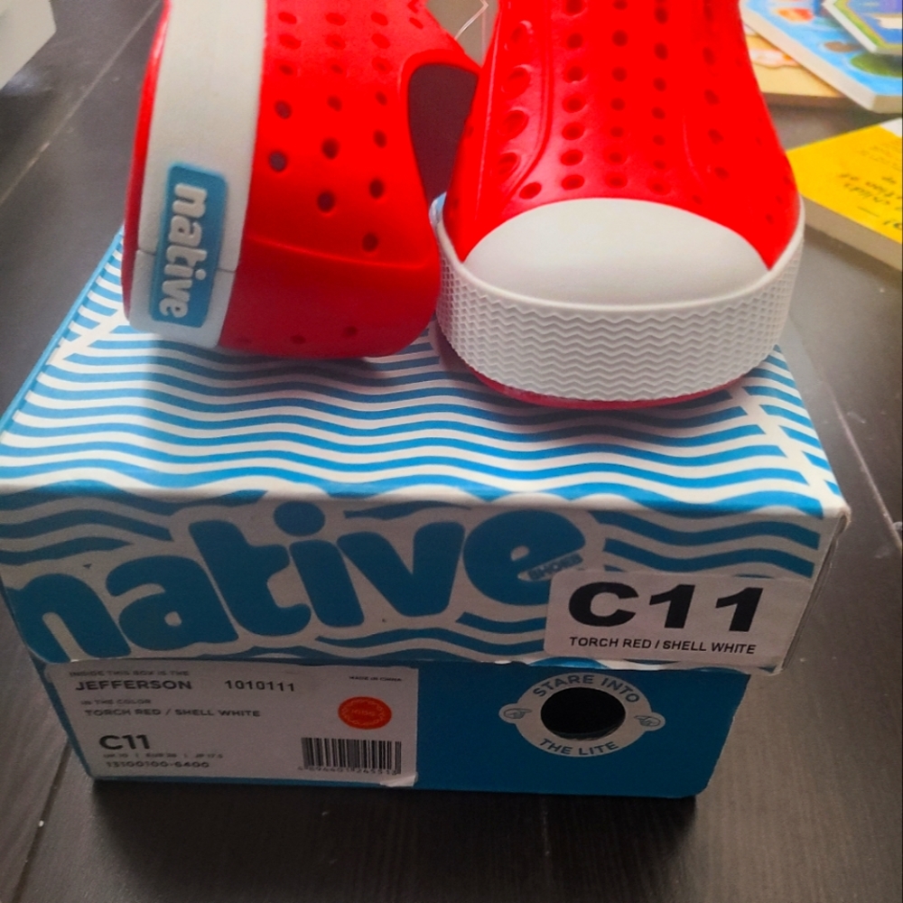 BNIB native Jefferson size 11 red